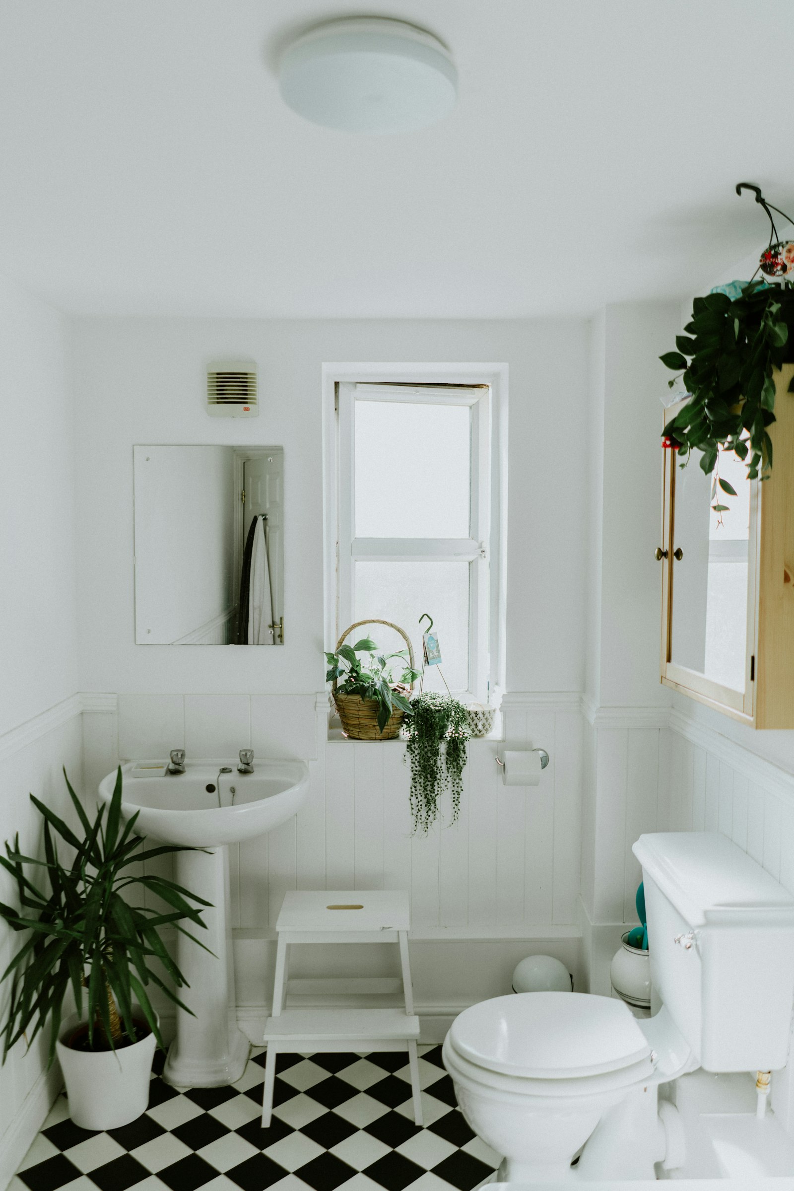 Salle de bains rénovée avec carrelage grand format et robinetterie design