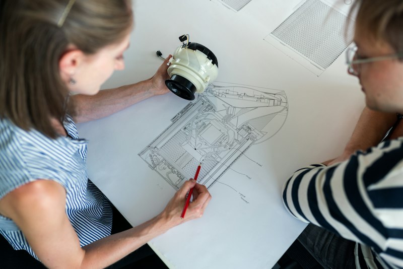 Détail de pose de carrelage mural dans une salle de bains