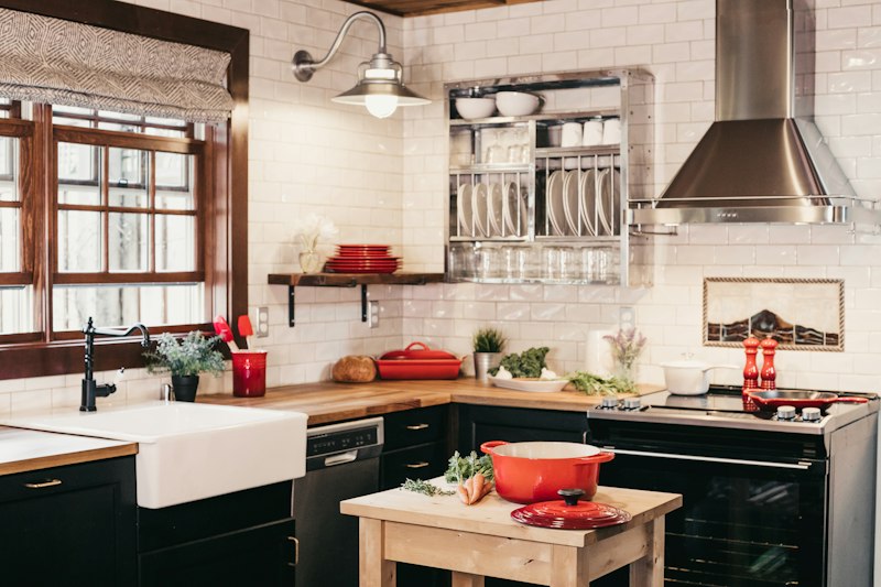 Cuisine contemporaine avec plan de travail en pierre naturelle et mobilier épuré